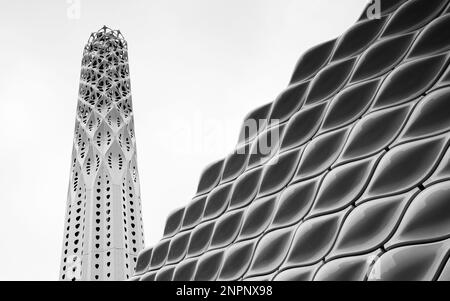 Gros plan de la Tour de lumière et du mur d'énergie en noir et blanc dans le quartier civique de Manchester. Banque D'Images