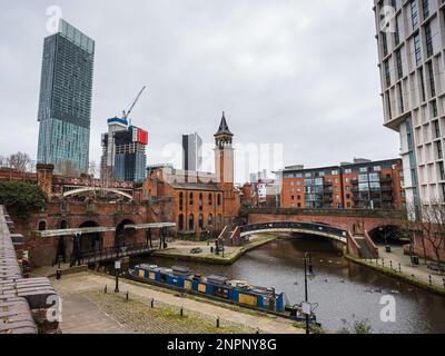 Le bassin de Castlefield du canal d'eau Bridgewater encadré par Castle Wharf et la Tour Beetdam à Manchester vu en février 2023. Banque D'Images