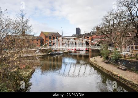 Le pont incurvé Merchants Bridge de Manchester s'étend sur le canal de Bridgewater. Banque D'Images