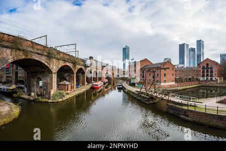 Un panorama à plusieurs images surplombant le canal Bridgewater à Manchester et comprenant la Tour Beethowam et le complexe de gratte-ciel de Deansgate Square à Febr Banque D'Images