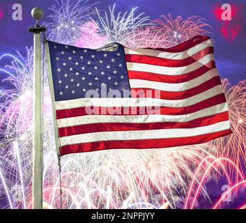 Drapeau américain agitant devant des feux d'artifice. Banque D'Images