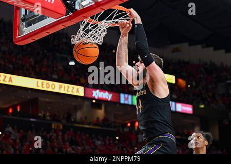 College Park, Maryland, États-Unis. 26th févr. 2023. Northwestern Wildcats centre Matthew Nicholson (34) claque le ballon pendant le match de basket-ball NCAA entre les Wildcats du Nord-Ouest et les Terrapins du Maryland au centre Xfinity à College Park, MD. Reggie Hildred/CSM/Alamy Live News Banque D'Images