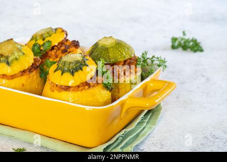 Courgettes à huit boules farcies de viande et de bulgur Banque D'Images