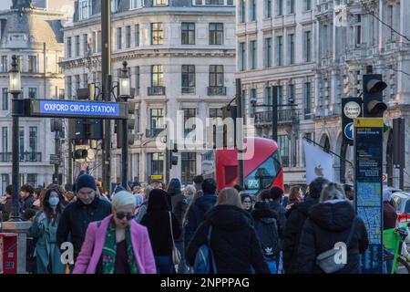 Une foule de clients se trouve sur Regents Street à Londres, près du métro Oxford Circus, des taxis et des bus rouges Banque D'Images