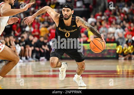 College Park, Maryland, États-Unis. 26th févr. 2023. Northwestern Wildcats garde Boo Buie (0) dribbles le ballon pendant le match de basket-ball NCAA entre les Wildcats Northwestern et les Terrapins Maryland au Centre Xfinity à College Park, MD. Reggie Hildred/CSM/Alamy Live News Banque D'Images