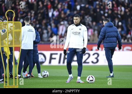 Kylian Mbappe lors de la formation publique de l'équipe de football Paris Saint-Germain (PSG) sur 24 février 2023 au stade du Parc des Princes à Paris, France - photo : Victor Joly / DPPI/LiveMedia Banque D'Images