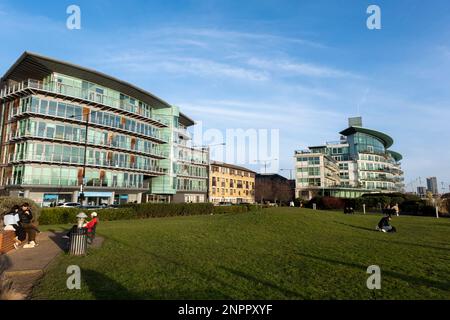 Appartements de luxe au bord de la rivière surplombant le jardin commémoratif de l'Hermitage Riverside à Wapping le 5th février 2023 à Londres, Royaume-Uni. Wapping est un ancien domaine de quais réaménagé avec des tours résidentielles, des appartements dans des entrepôts convertis et des bâtiments traditionnels à côté de la Tamise. Banque D'Images