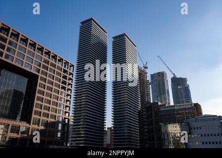 Nouveaux immeubles d'appartements de grande hauteur au coeur du quartier financier de Canary Wharf le 7th février 2023 à Londres, Royaume-Uni. Canary Wharf est un quartier situé près de l'île des chiens dans le quartier de Tower Hamlets de Londres et est défini par la Greater London Authority comme faisant partie du quartier central des affaires de Londres. Avec la ville de Londres, elle constitue l'un des principaux centres financiers du Royaume-Uni et du monde, contenant de nombreux immeubles de grande hauteur, dont le troisième plus haut du Royaume-Uni, One Canada Square. Banque D'Images