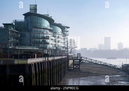 Panneau traditionnel de Country Ales gravé sur une fenêtre de pub le 8th février 2023 à Londres, Royaume-Uni. Banque D'Images