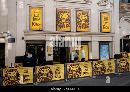 Le théâtre West End présente des affiches pour le Roi Lion au Lyceum Theatre, au coeur du quartier des théâtres de Londres, le 8th février 2023 à Londres, au Royaume-Uni. Le théâtre West End est un théâtre professionnel courant qui a lieu dans les grands théâtres de et près du West End de Londres, qui a également été surnommé Theatreland. Le théâtre West End est généralement considéré comme représentant le plus haut niveau de théâtre commercial. Banque D'Images