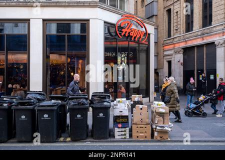 Les sacs de collecte et de recyclage des déchets commerciaux se sont enroulés soigneusement à l'extérieur du restaurant Happy de Leicester Square, le 8th février 2023 à Londres, au Royaume-Uni. Banque D'Images