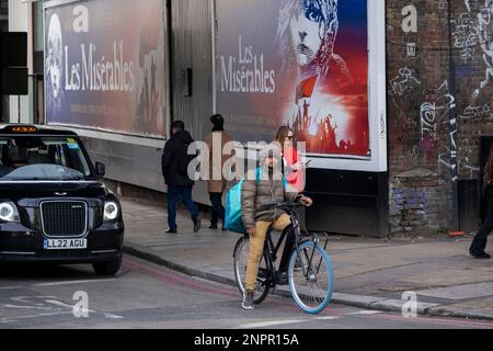 West End théâtre affiche publicitaire pour le Theaterland a frappé les Miserables à Waterloo le 10th février 2023 à Londres, Royaume-Uni. Le théâtre West End est un théâtre professionnel courant qui a lieu dans les grands théâtres de et près du West End de Londres, qui a également été surnommé Theatreland. Le théâtre West End est généralement considéré comme représentant le plus haut niveau de théâtre commercial. Banque D'Images