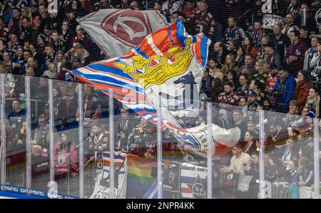 Berlin, Allemagne. 26th févr. 2023. Hockey sur glace: DEL, Eisbären Berlin - ERC Ingolstadt, main Round, Matchday 57, Mercedes-Benz Arena. Les fans de l'Eisbären Berlin applaudissent leur équipe. Credit: Andreas Gora/dpa/Alay Live News Banque D'Images