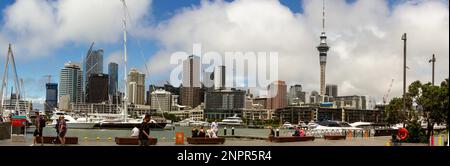 Auckland, Nouvelle-Zélande - 28 janvier 2023 : Panorama des touristes le long du front de mer avec horizon d'Auckland, Nouvelle-Zélande contre ciel bleu nuageux avec Banque D'Images