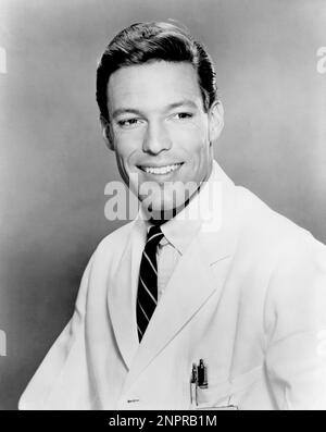 1963 environ : L'acteur RICHARD CHAMBERLAIN ( né le 31 mars 1934 , Beverly Hills , Los Angeles ) dans TV Series Dr. KILDARE ( 1961 - 1966 ) Par Jack Arnold - FILM - CINÉMA - TÉLÉVISION - TELEVISIONE - ritratto - portrait - sourire - sorriso - velluto - velours - cravate - cravatta - collier - colletto - penn - biro - stilografica - camice da dottore - Medico - GAY - homosexualité - Homosexuel - omosessuale - omosessualità --- Archivio GBB Banque D'Images