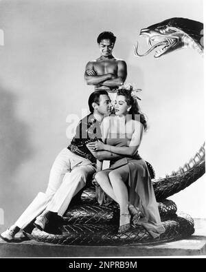 1944 : la célèbre actrice MARIA MONTEZ ( 1917 - 1951 ) Avec JOHN HALL et SABU dans COBRA FEMME par Robert Siodmak - FILM - FILM - CINÉMA - serpent - DIVA - DIVINA - VAMP - épinglage - épinglage - pose leggy - gambe - jambes - statua - statue - sculpture - sculptura - sandales - Sandali - bracelet - braccialetto - bracciale -orecchino - orecchini - embrasse - abbracio - innamorati - amanti - trio --- Archivio GBB Banque D'Images