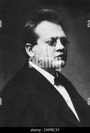 1910 environ : Le compositeur italien OTTORINO RESPIGHI ( Bologna 1879 - Roma 1936 ), étudiant de russe Rimsky - Korsakov . Il est rappelé pour son poème symphonique PINI DI ROMA - MUSICA CLASSICA - COMPOSIORE - portrait - ritratto - papillon - colletto - collier - cravate - cravatta - occhiali - objectif - lunettes - pince-nez ---- Archivio GBB Banque D'Images