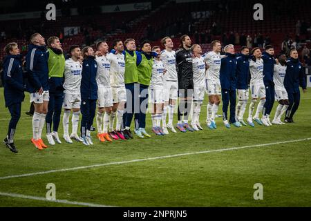 Copenhague, Danemark. 26th févr. 2023. Les joueurs du FC Copenhague célèbrent la victoire avec les fans après le match Superliga de 3F entre le FC Copenhague et Aalborg Boldklub à Parken à Copenhague. (Crédit photo : Gonzales photo/Alamy Live News Banque D'Images