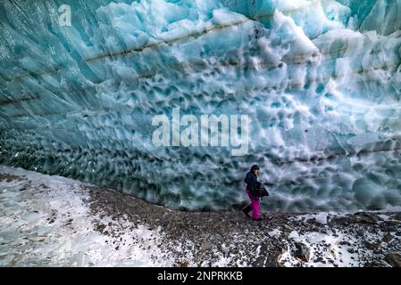 Randonnée dans une incroyable grotte de glace dans le territoire du Yukon, Canada. Hiver dans le territoire du Yukon. Hiver dans le nord du Canada. Banque D'Images