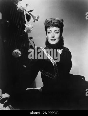 1945 environ :L'actrice Joan CRAWFORD ( née Lucille Fay LeSueur , San Antonio , Texas 23 mars 1904 - New York 10 mai 1977 ) - Toujours pubblicity - CINÉMA - FILM - portrait - ritrato - orecchino - orecchini - boucles d'oreilles - bijoux - gioiello - gioielli - fiori - fleurs - fiore - DIVA - DIVINA ---- Archivio GBB Banque D'Images