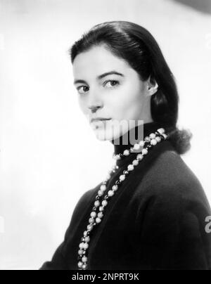 1956 environ : L'actrice MARISA PAVAN ( née le 19 juillet 1932 à Cagliari , Italie ), sœur de l'actrice Annamaria Pierangeli ( Pier Angeli ) Et marié à l'acteur français Jean-Pierre Aumont - CINÉMA - portrait - ritrato - collana - encolure - perla - perle - perles - bijoux - gioiello - gioielli - golf dolcevita - Sweetheart --- Archivio GBB Banque D'Images