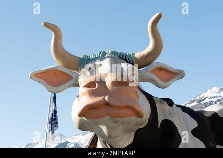 Brienz, Suisse, 10 février 2023 Sculpture d'une vache suisse typique sur la côte du lac de Brienz Banque D'Images