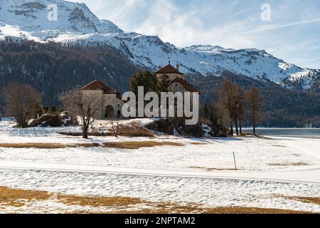 Silvaplana, Suisse, 21 février 2023 ancien château historique de Crap da Sass au lac de Silvaplana entouré par un incroyable panorama d'hiver sur un Banque D'Images