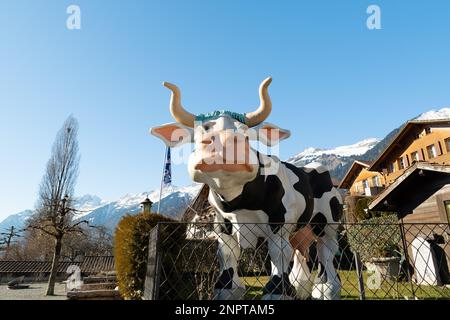 Brienz, Suisse, 10 février 2023 Sculpture d'une vache suisse typique sur la côte du lac de Brienz Banque D'Images