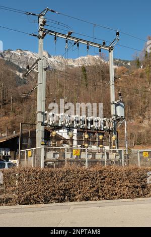 Brienz, Suisse, centrale électrique de 10 février 2023 et paysage alpin sur la côte du lac de Brienz Banque D'Images