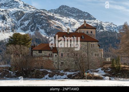 Silvaplana, Suisse, 21 février 2023 ancien château historique de Crap da Sass au lac de Silvaplana entouré par un incroyable panorama d'hiver sur un Banque D'Images