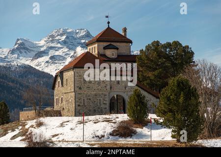 Silvaplana, Suisse, 21 février 2023 ancien château historique de Crap da Sass au lac de Silvaplana entouré par un incroyable panorama d'hiver sur un Banque D'Images