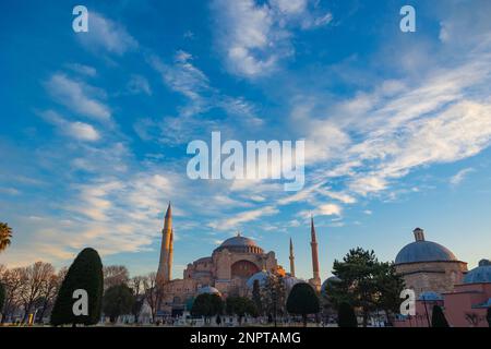 Basilique Sainte-Sophie ou mosquée Ayasofya le matin avec ciel nuageux. Ramadan ou photo de fond islamique. Banque D'Images