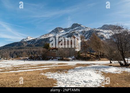 Silvaplana, Suisse, 21 février 2023 ancien château historique de Crap da Sass au lac de Silvaplana entouré par un incroyable panorama d'hiver sur un Banque D'Images