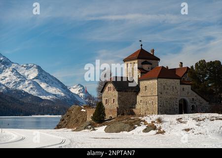 Silvaplana, Suisse, 21 février 2023 ancien château historique de Crap da Sass au lac de Silvaplana entouré par un incroyable panorama d'hiver sur un Banque D'Images