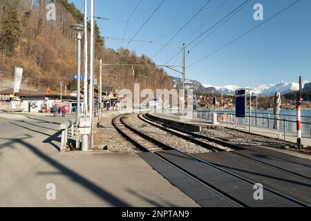 Brienz, Suisse, 10 février 2023 vue le long de la voie ferrée et de la gare sur la côte du lac de Brienz Banque D'Images