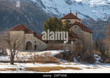 Silvaplana, Suisse, 21 février 2023 ancien château historique de Crap da Sass au lac de Silvaplana entouré par un incroyable panorama d'hiver sur un Banque D'Images