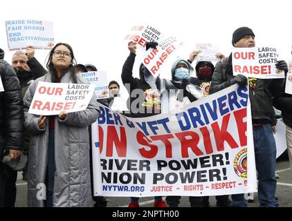 New York, États-Unis. 26th févr. 2023. Les manifestants font signe lorsque l'Alliance des travailleurs de la taxi de New York (NYTWA) Uber et Lyft ont arrêté leur travail dans un lot près de l'aéroport de LaGuardia, dimanche, 26 février 2023 à New York. La grève a débuté par un rassemblement et un discours au parc de téléphones portables LaGuardia Uber/Lyft, suivi de lignes de piquetage dans tout l'aéroport. Photo de John Angelillo/UPI crédit: UPI/Alay Live News Banque D'Images
