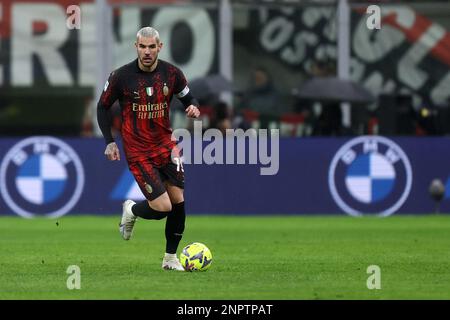 Milan, Italie. 26th févr. 2023. Theo Hernandez de l'AC Milan contrôle le ballon pendant la série Un match entre l'AC Milan et Atalanta BC au Stadio Giuseppe Meazza sur 26 février 2023 à Milan, Italie . Credit: Marco Canoniero / Alamy Live News Banque D'Images