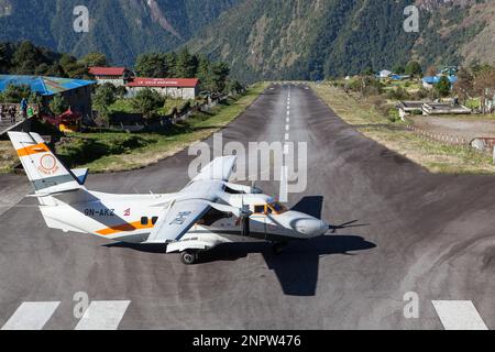 LUKLA/NÉPAL - 18 OCTOBRE 2015 : petit avion de Goma Air se raréer pour décoller de l'aéroport de Tenzing-Hillary à Lukla à Katmandou. Télécommande Lukla air Banque D'Images