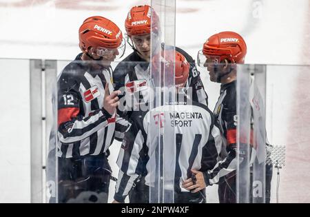 Berlin, Allemagne. 26th févr. 2023. Hockey sur glace: DEL, Eisbären Berlin - ERC Ingolstadt, main Round, Matchday 57, Mercedes-Benz Arena. Les arbitres discutent. Credit: Andreas Gora/dpa/Alay Live News Banque D'Images