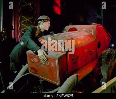 Diorama au musée du transport de Coventry, représentant un secouriste qui exploite un point culminant de Coventry pendant la séance éclair de WW2 décembre 1940 Banque D'Images