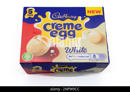 CHESTER, ROYAUME-UNI, 25th FÉVRIER 2023 : boîte Cadburys pour le nouveau cholate d'œuf de crème blanche Banque D'Images