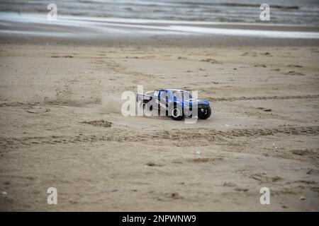 Voiture télécommandée conduisant rapidement sur la plage Banque D'Images