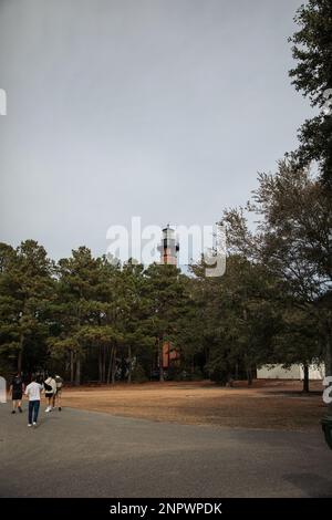 Le phare de Old Brick surplombe la forêt et le quai avec plage Banque D'Images