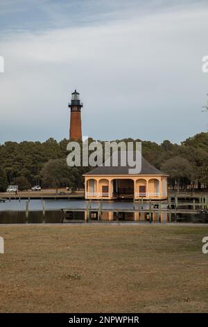 Le phare de Old Brick surplombe la forêt et le quai avec plage Banque D'Images