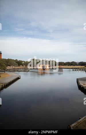 Petite rampe de bateau colorée sur le quai Banque D'Images