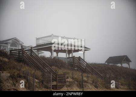 Ancienne passerelle en bois donnant sur Foggy Beach Banque D'Images