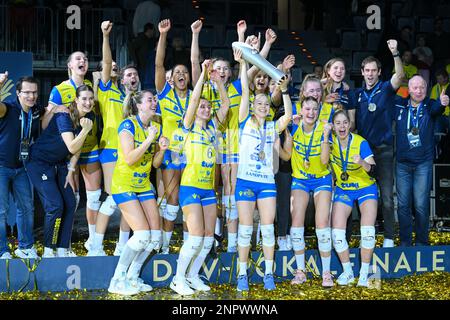 Mannheim, Allemagne. 26th févr. 2023. Mannheim, Allemagne, 26 février 2023: SSC Palmberg Schwerin célèbre la victoire du DVV-Pokal 2022/2023 féminin entre SSC Palmberg Schwerin et SC Potsdam à l'arène SAP de Mannheim, Allemagne. (Norina Toenges/SPP) crédit: SPP Sport Press photo. /Alamy Live News Banque D'Images