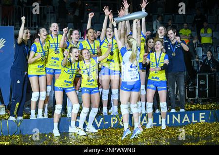 Mannheim, Allemagne. 26th févr. 2023. Mannheim, Allemagne, 26 février 2023: SSC Palmberg Schwerin célèbre la victoire du DVV-Pokal 2022/2023 féminin entre SSC Palmberg Schwerin et SC Potsdam à l'arène SAP de Mannheim, Allemagne. (Norina Toenges/SPP) crédit: SPP Sport Press photo. /Alamy Live News Banque D'Images