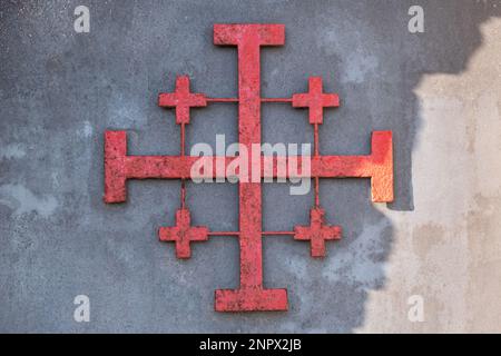 Décoration en métal rouillé d'époque d'une Croix-Rouge des Templiers. Symbole chrétien croisés. Banque D'Images